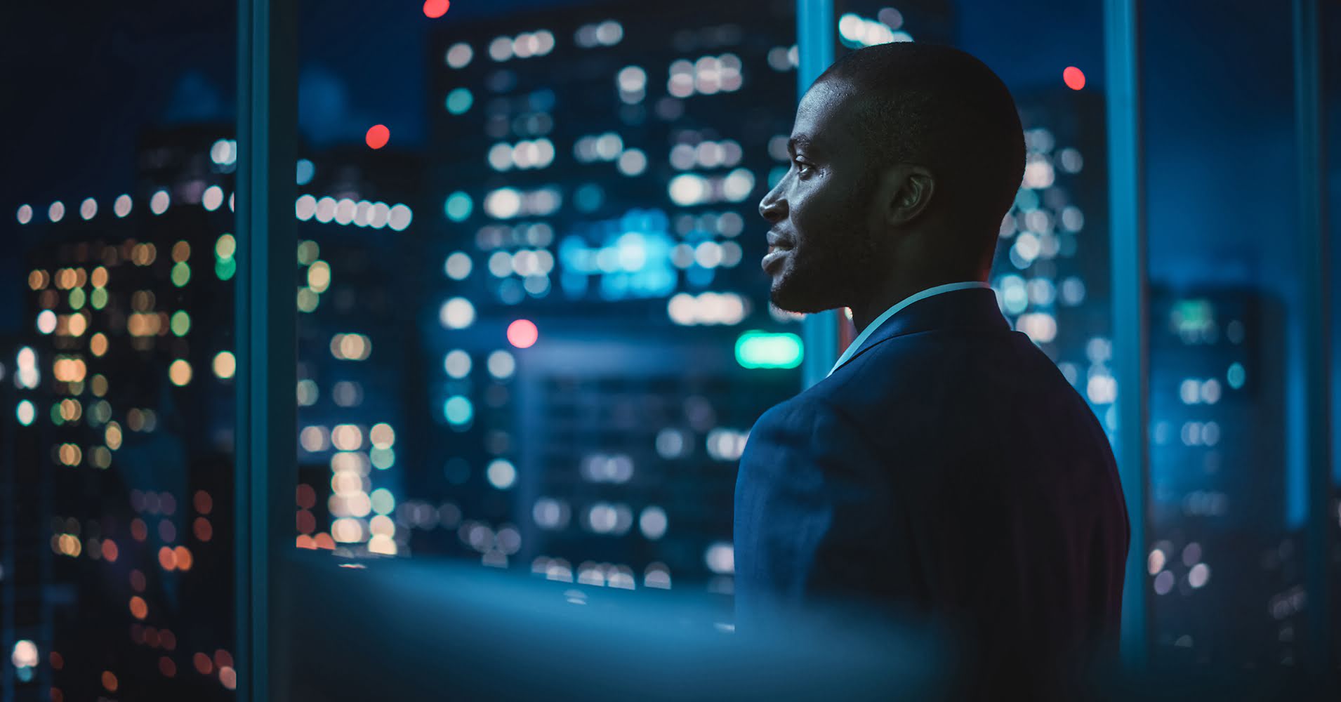 iot-businessman-1910x1000