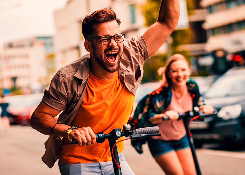 couple-driving-scooter-810x580
