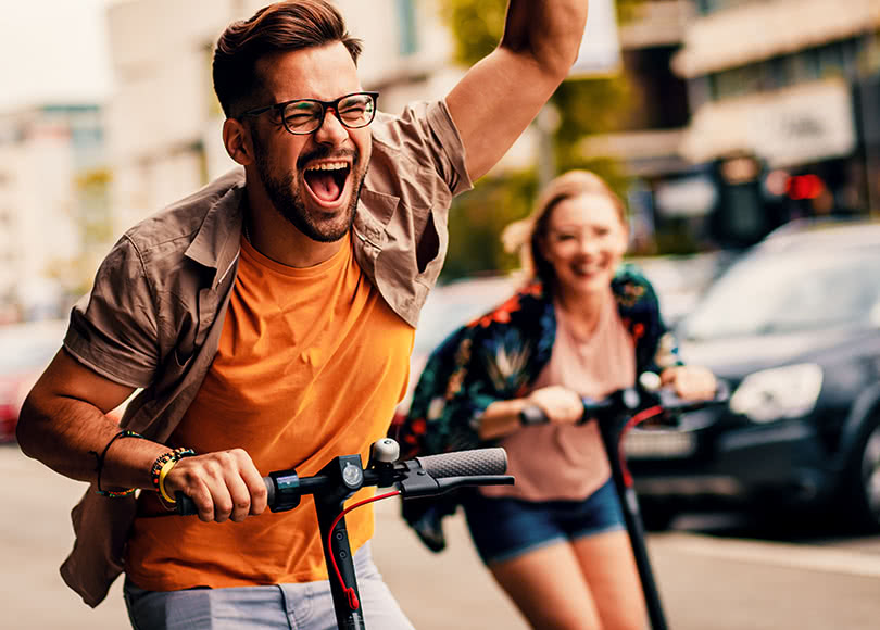 couple-scooters-city-810x580