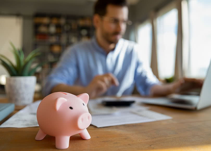 male-operator-piggy-bank-810x580