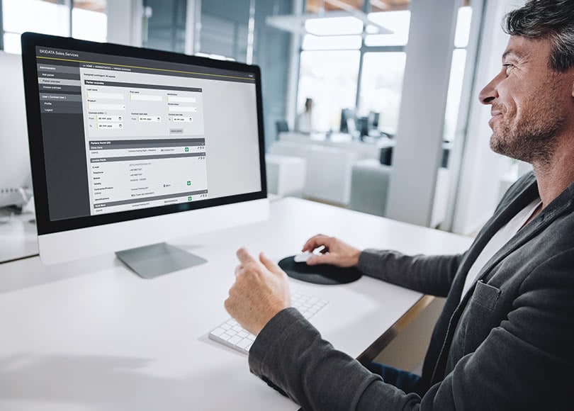 operator-man-office-810x580