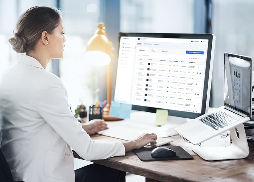 operator-woman-office-810x580