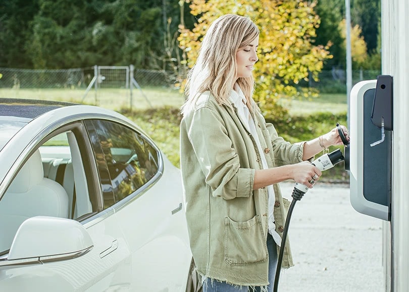 woman-charging-car-810x580