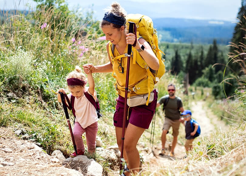 family-hiking-mountains-810x580