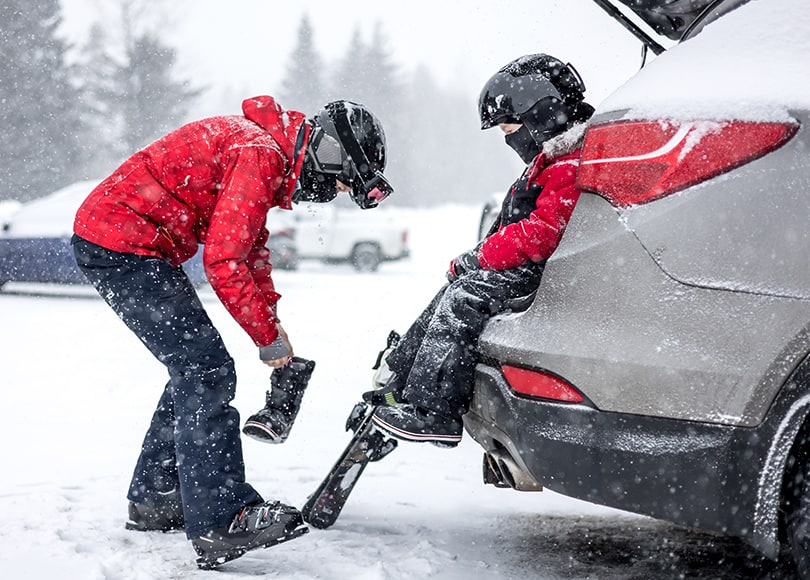 winter-parking-skier-810x580